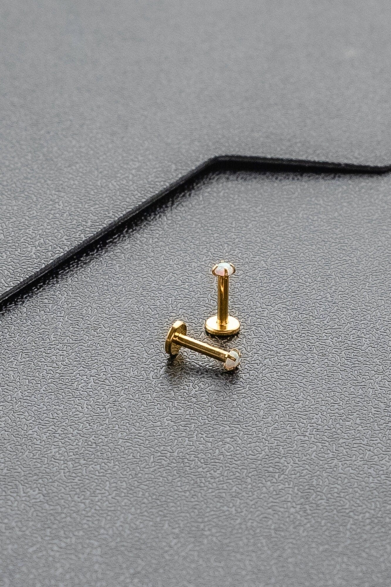 16G Gold White Opal Stone Piercing2mm 2.5mm Cultured Opal Labret Studtragus Helix conch Cartilage Nose Piercing Internal thread Flat Back